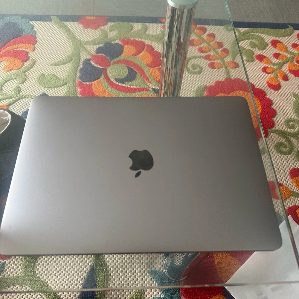 MacBook Pro (13-inch, 2017,  Four Thunderbolt 3 Ports)